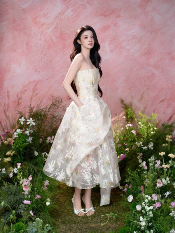 王楚然春日氛围感大片曝光！穿印花裙化身甜美少女